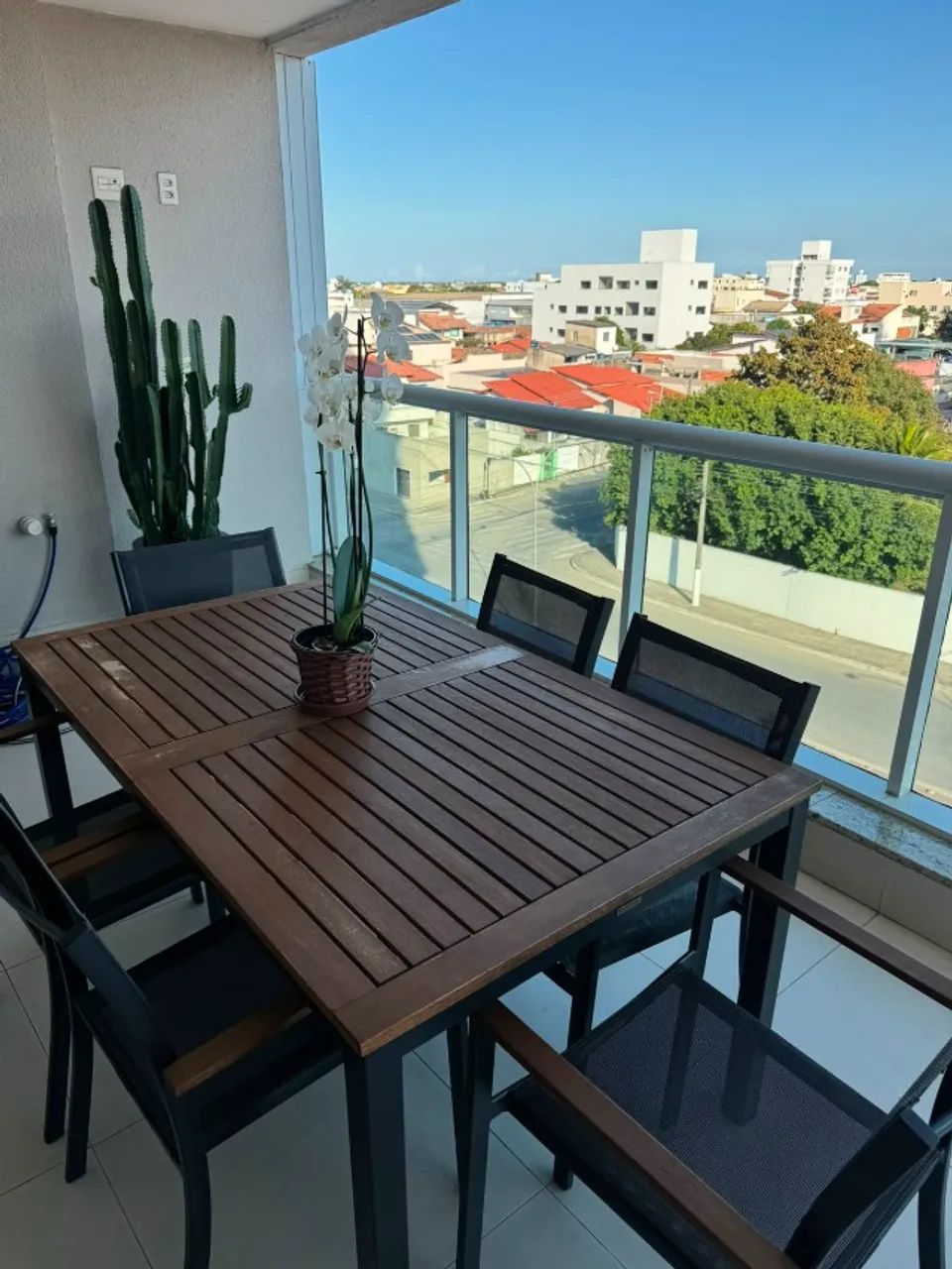 Mesa com 6 cadeiras Varanda Gourmet e área externa
