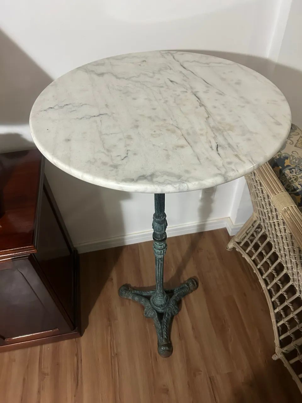 Mesa Bistrô tampão de mármore e pé de ferro 