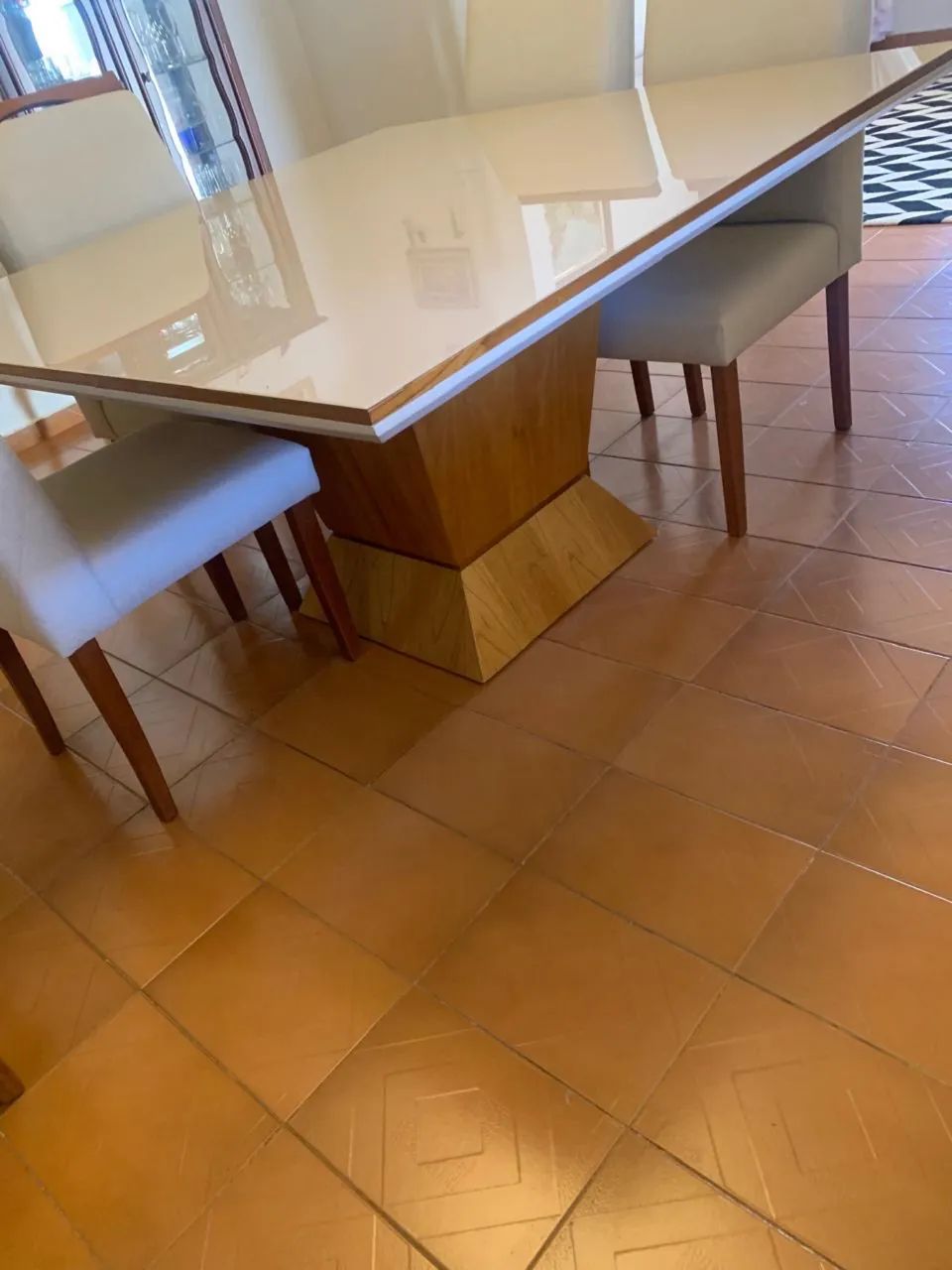 Vendo mesa com 6 cadeiras  - Foto 2
