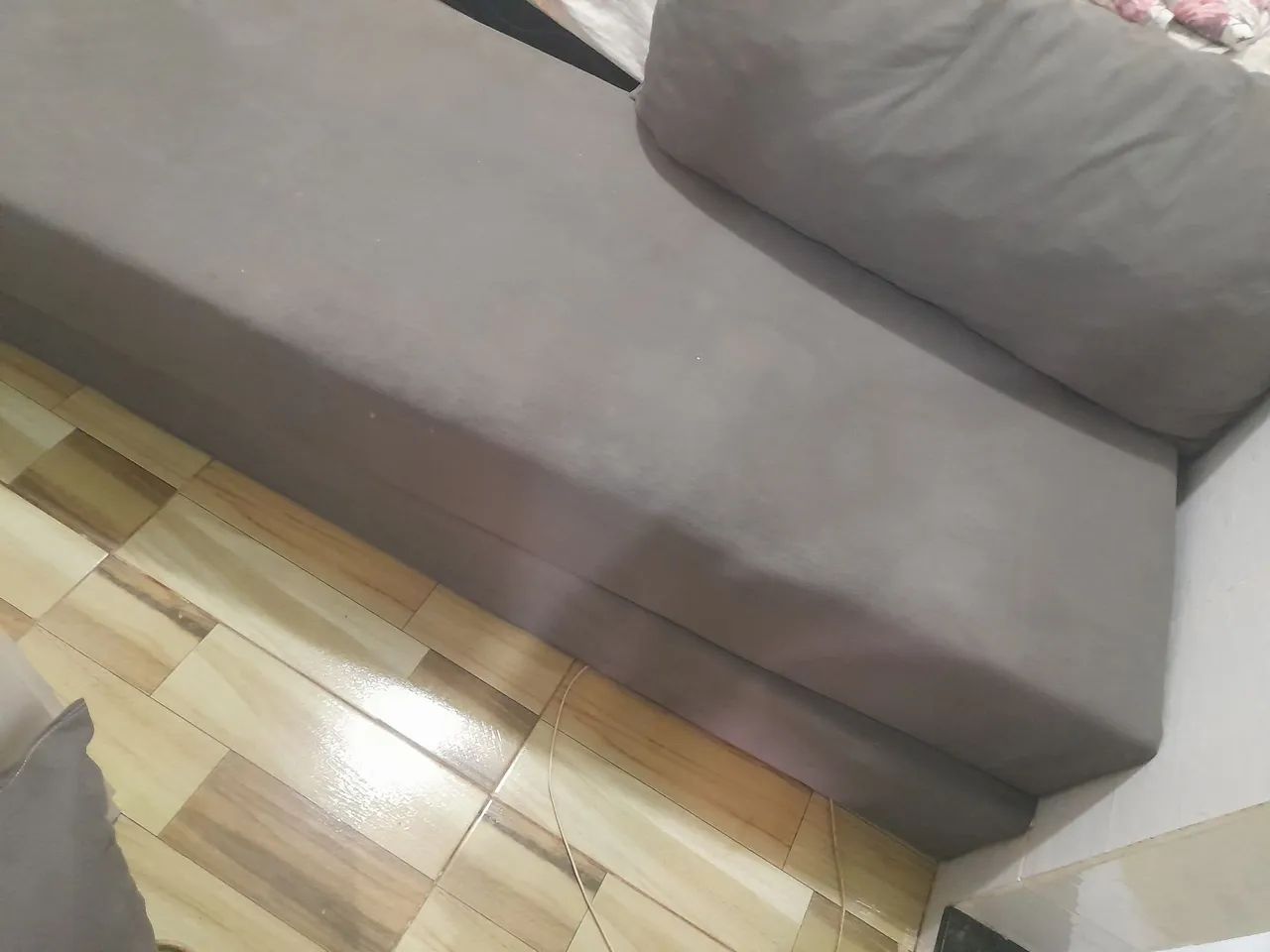 Sofa cama e um Rack 