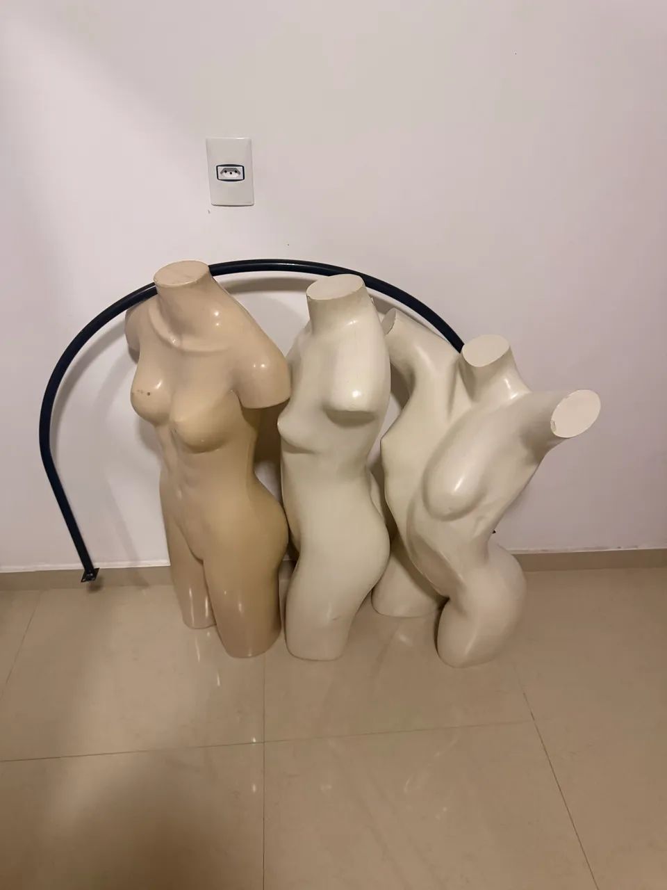 3 MANEQUINS + ARCO DE PROVADOR 