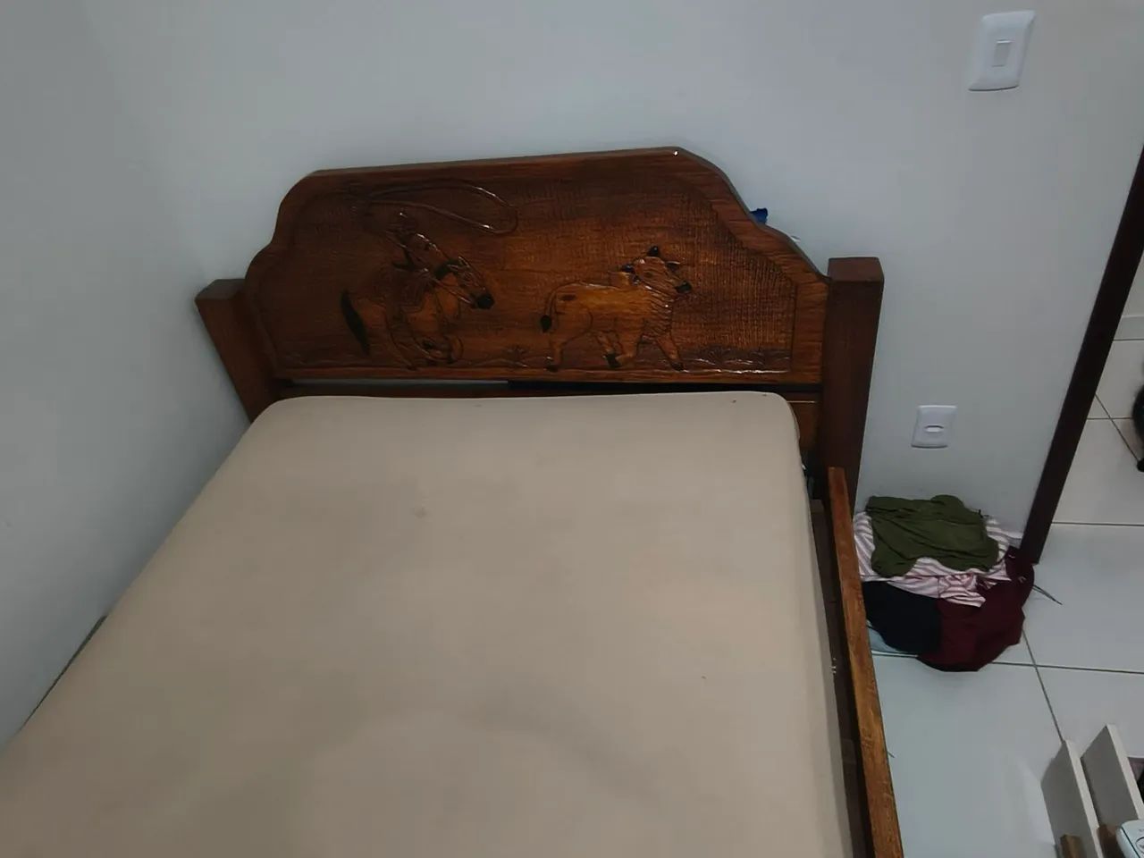 Cama de madeira com cabeceira entalhada  - Foto 3