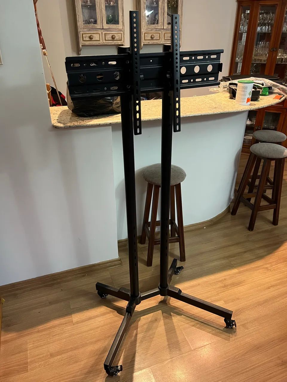 Suporte Pedestal TV Até 70 polegadas com Rodinhas - 1 mês de uso! - Foto 3