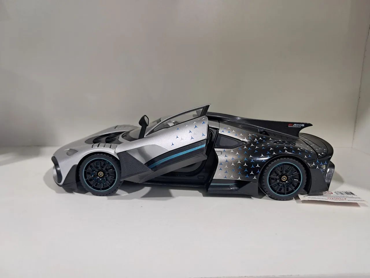 Miniatura  Mercedes Amg Performance 1:18 - Foto 2