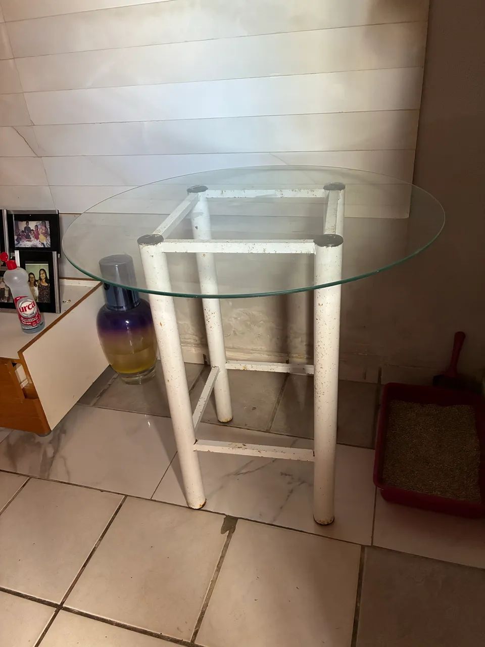 Mesa Redonda com Tampo de Vidro e Base de Ferro - Ideal para Varanda ou Cozinha!