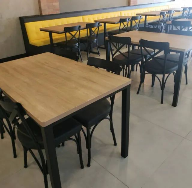 mesas e cadeiras