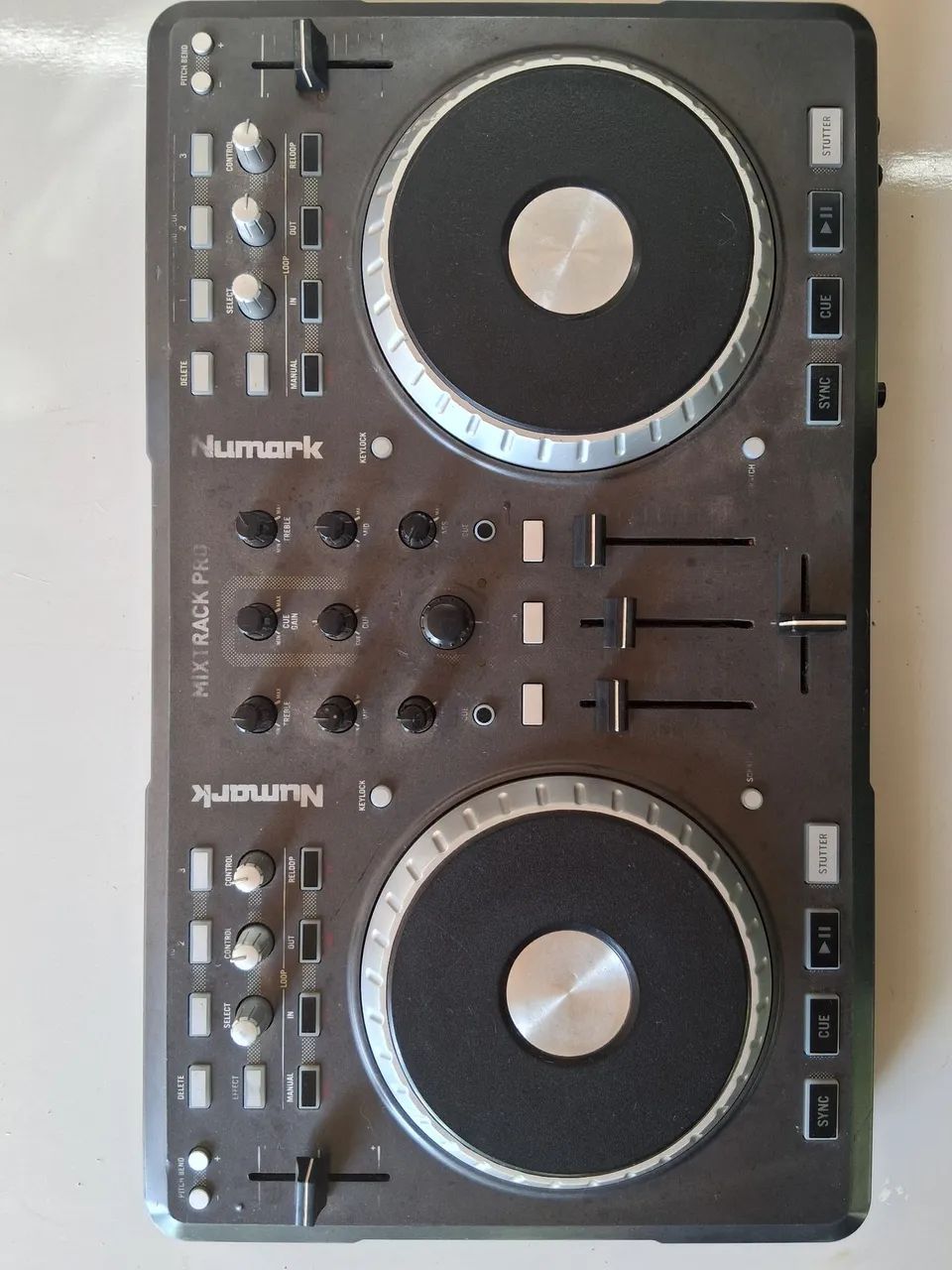 Controladora Numark Mixtrack PRO