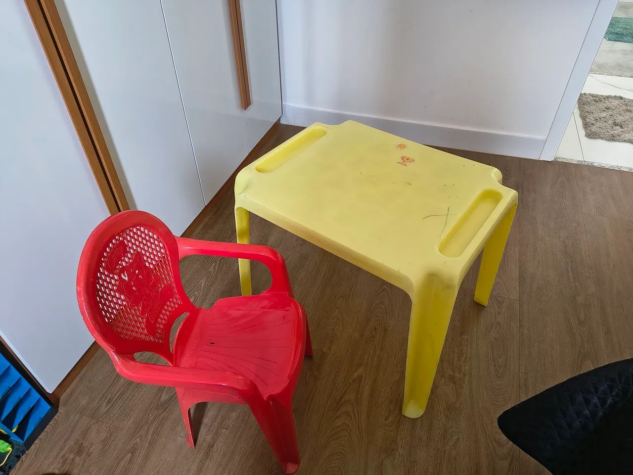 Mesa infantil plástica + cadeirinha 