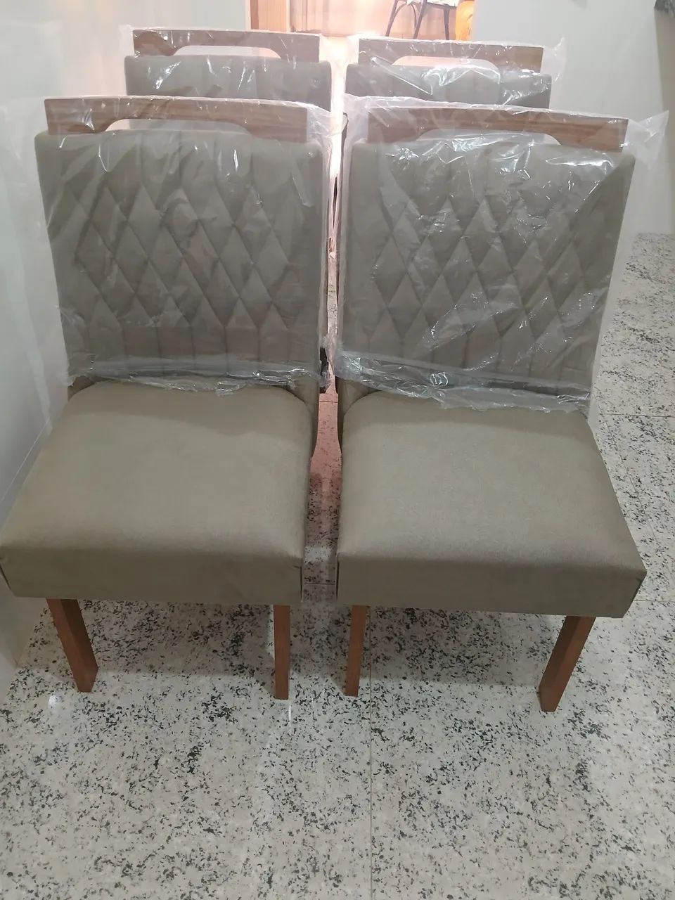4 Cadeiras para mesa de jantar 
