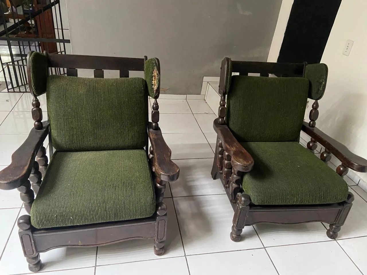 Conjunto Colonial Sofá, centro e 2 poltronas em Madeira    - Foto 3