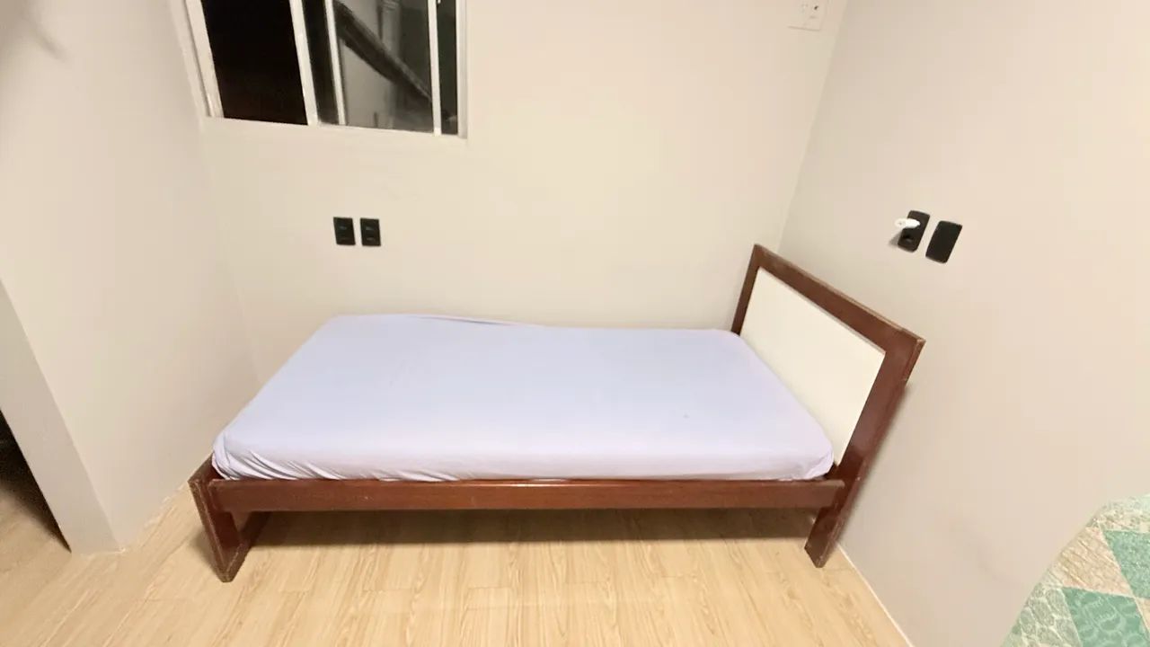 Cama em madeira maciça