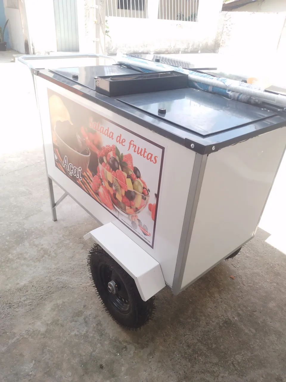 Carrinho de salada de frutas e açaí 