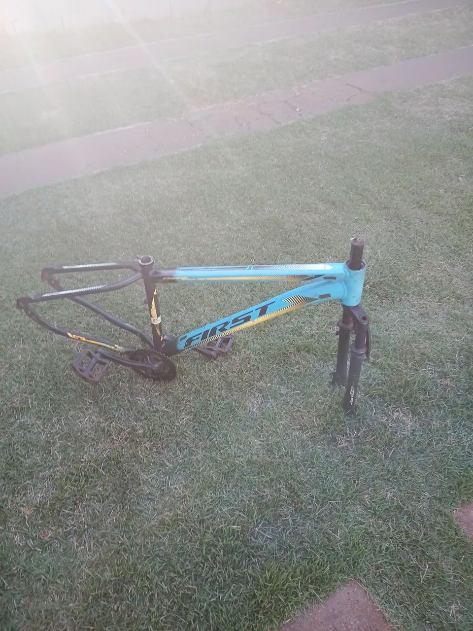 Quadro de alumínio 29, com jogo de centro e pedal.
