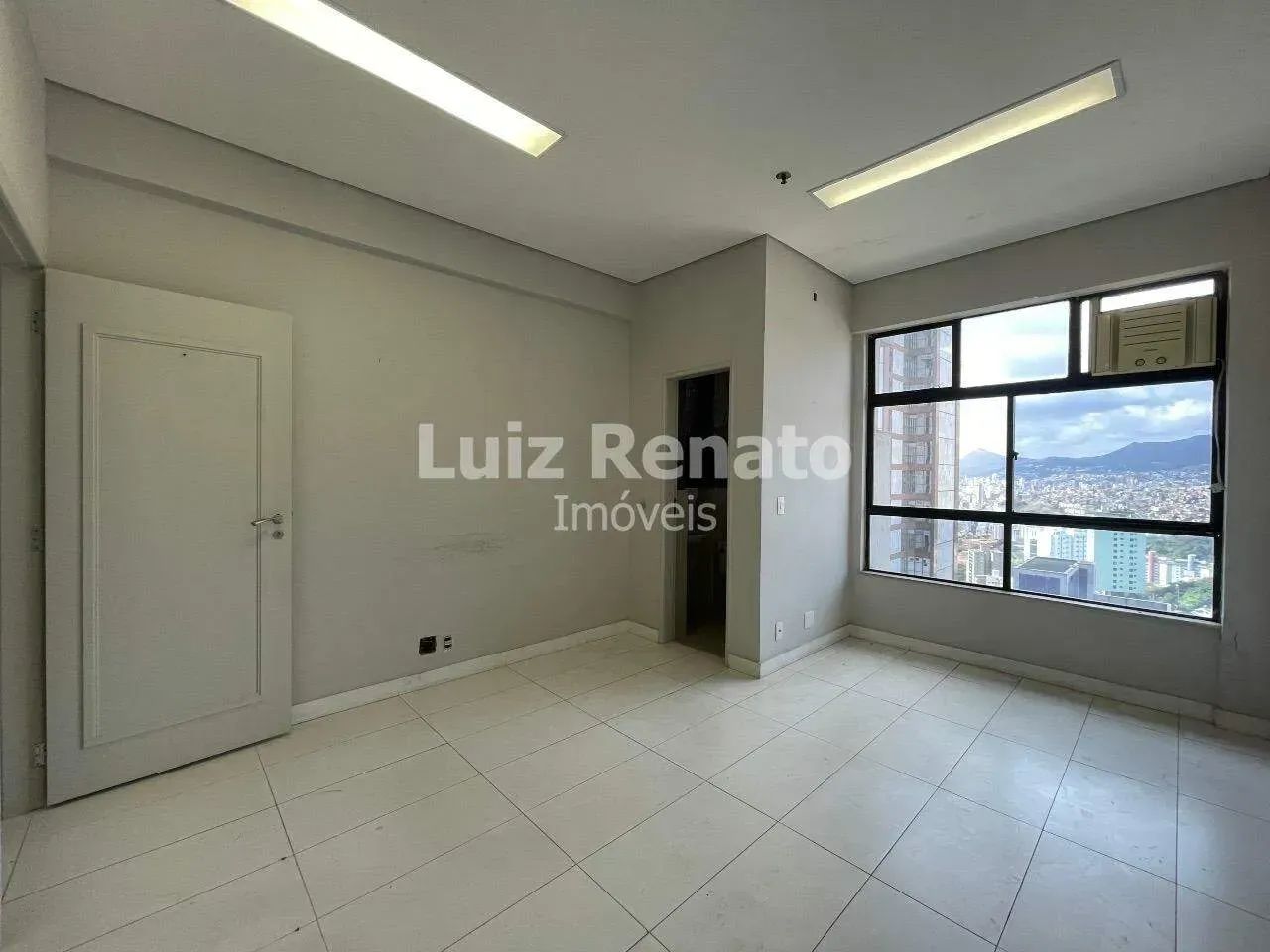 Ótima Sala Comercial 45,40, na Avenida Raja Gabaglia. Gutierrez.