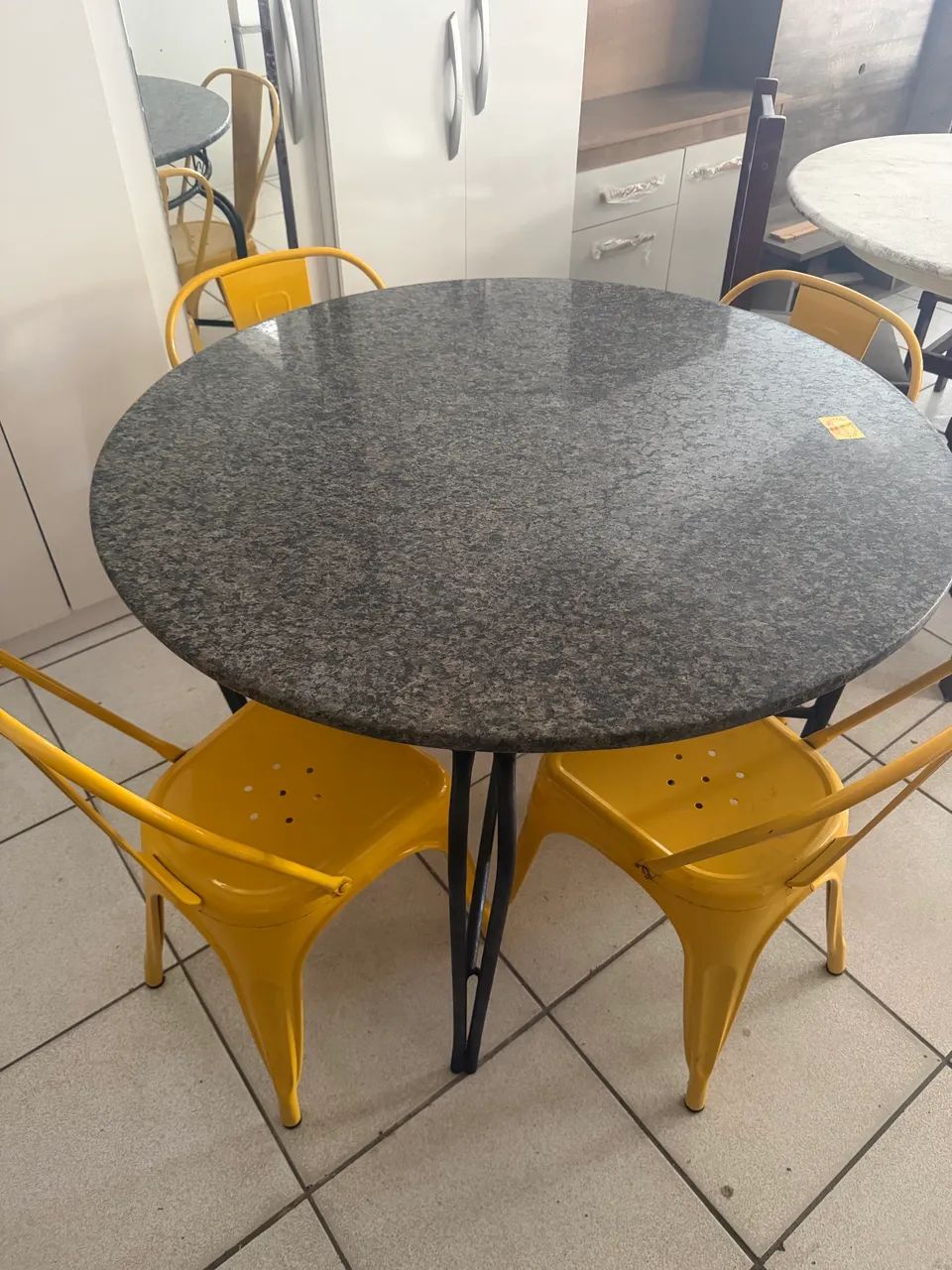 Mesa 4 cadeiras em ferro e latão e mesa com tampo de mármore top - Foto 2
