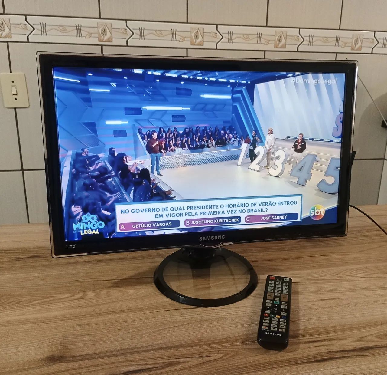 TV 24 polegadas Samsung com controle 