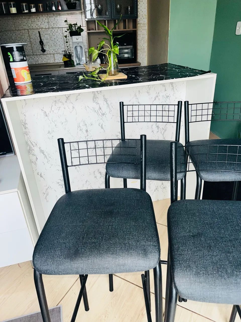4 baquetas uma mesa MDF 