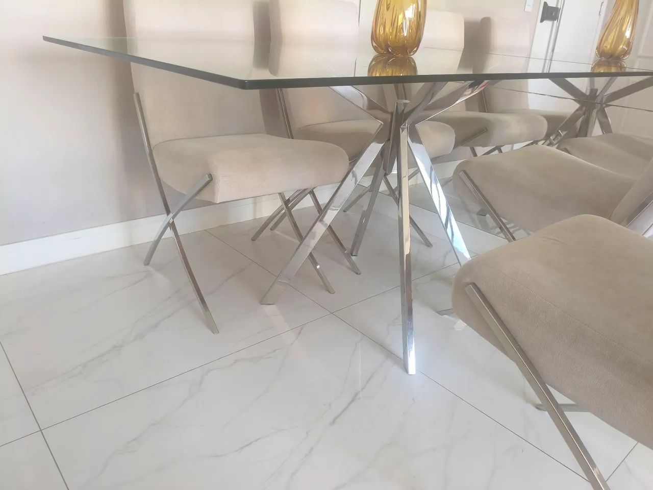 Mesa com base de inox com tampa de vidro, e quatro cadeiras. - Foto 2