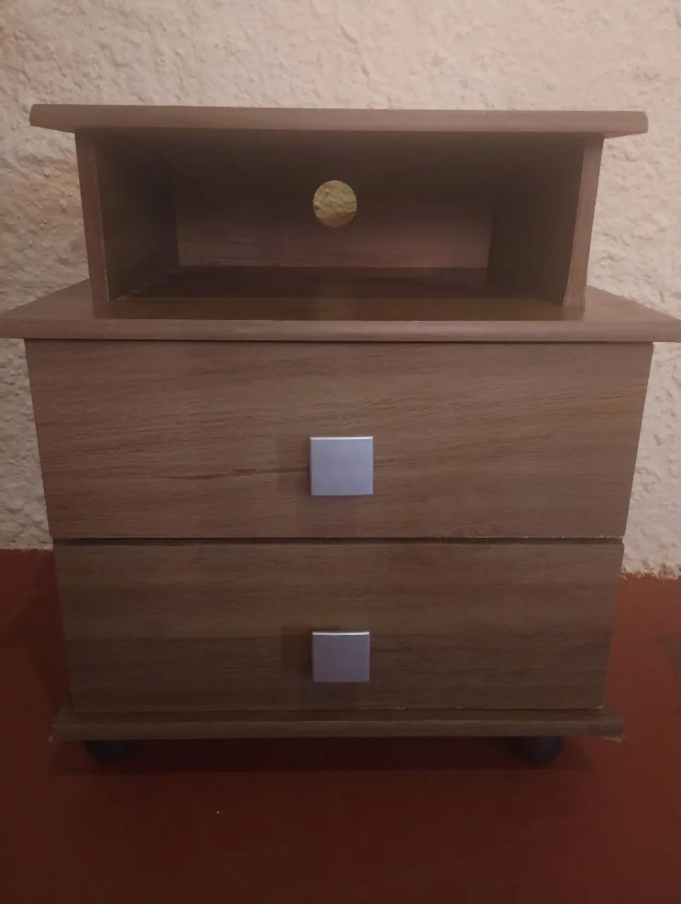 Mesa de cabeceira com rodinhas