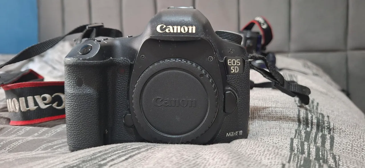 Canon EOS 5D Mark III + Lente EF 50mm f/1.4 USM + Caixa e