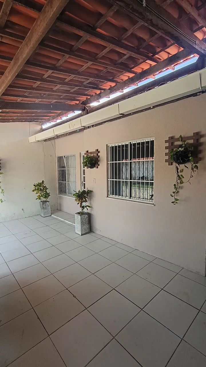 Casa com suite, quintal, 3 caixas d'água, 2 banheiros bem ventilada e iluminada.