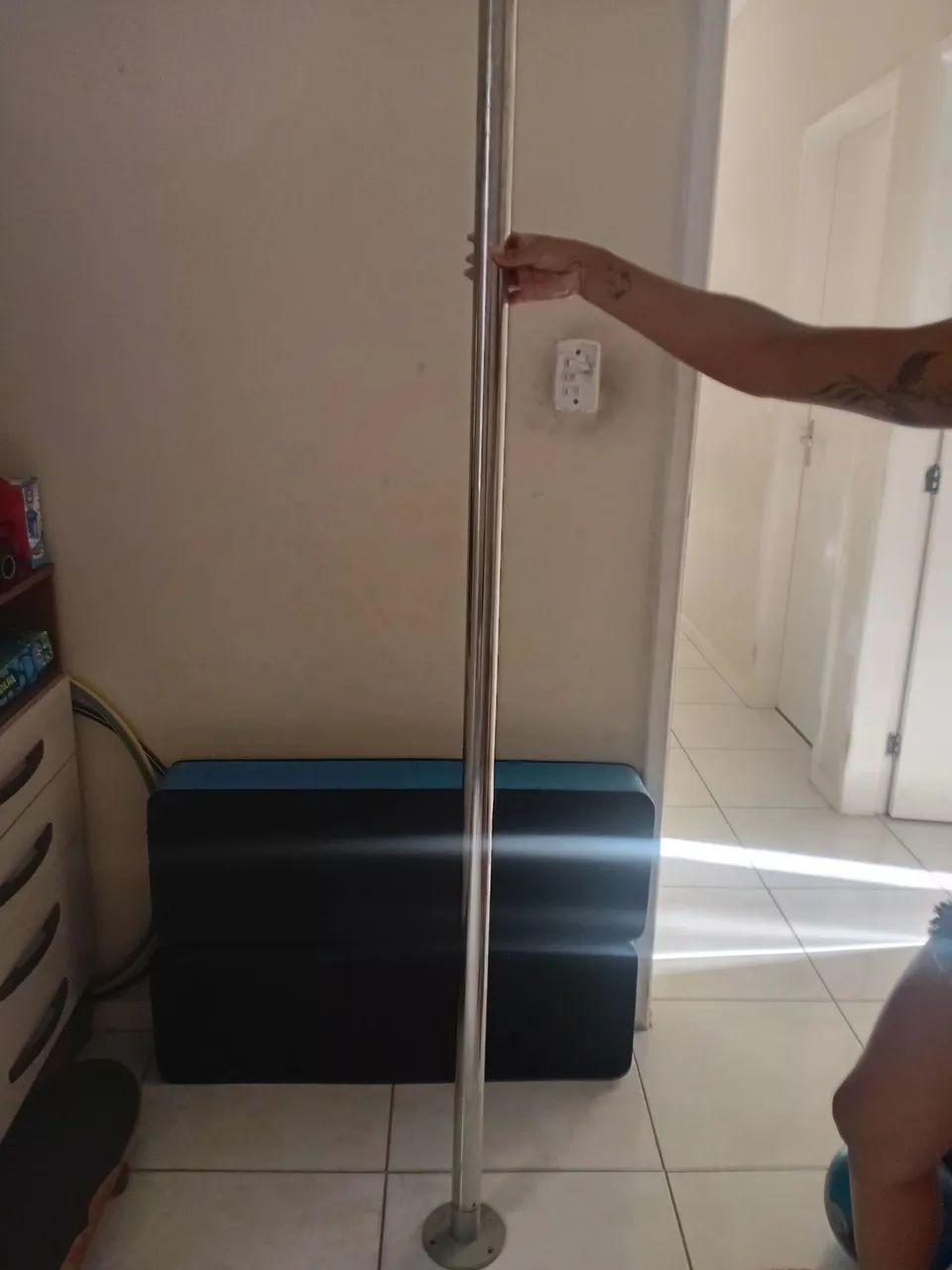 Vendo barra de pole dancer - Foto 2