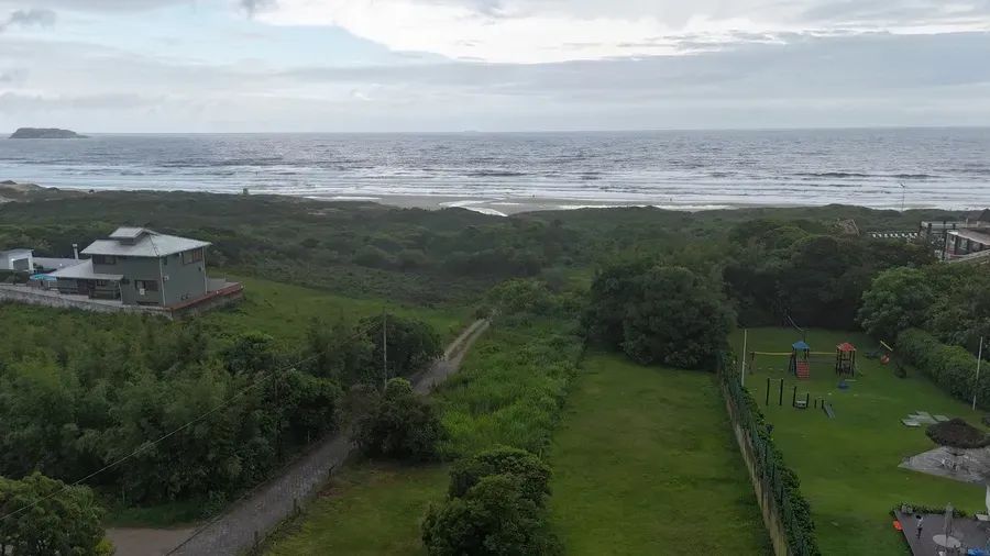 Studio com sacada, condominio com acesso direto ao mar. Praia do Santinho - Foto 5