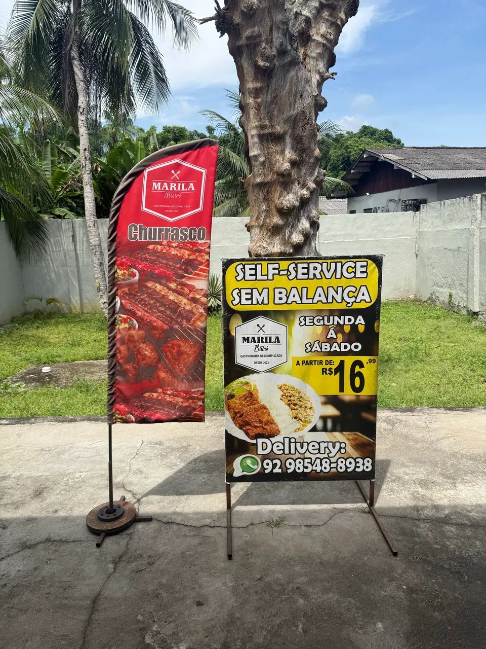 Bandeira e placa de restaurante usadas 