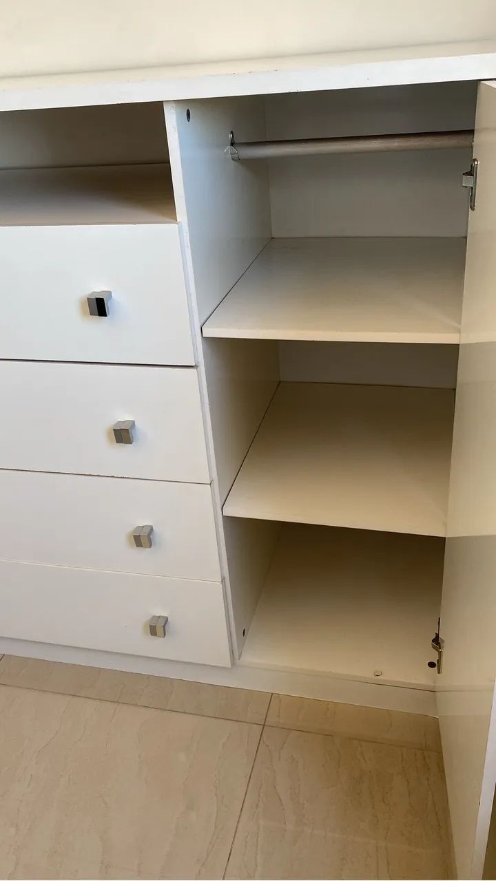 Cômoda com 4 gavetas e prateleiras laterais