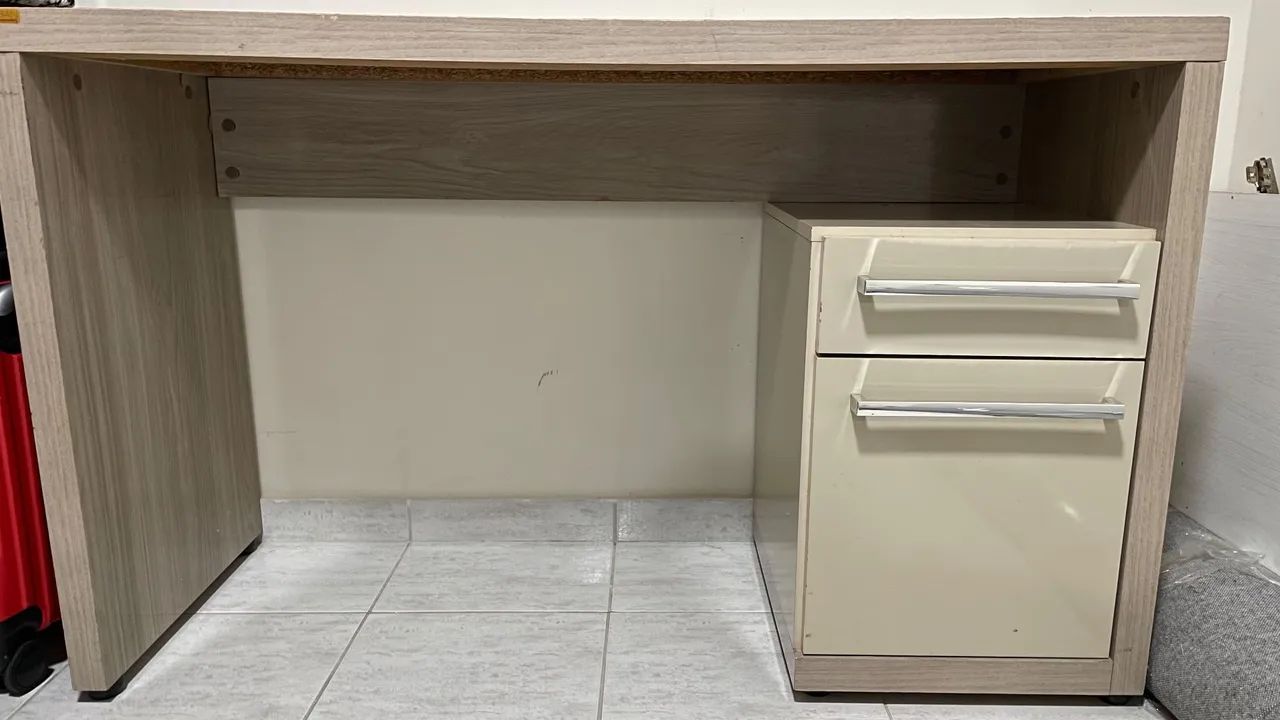 Escrivaninha em MDF