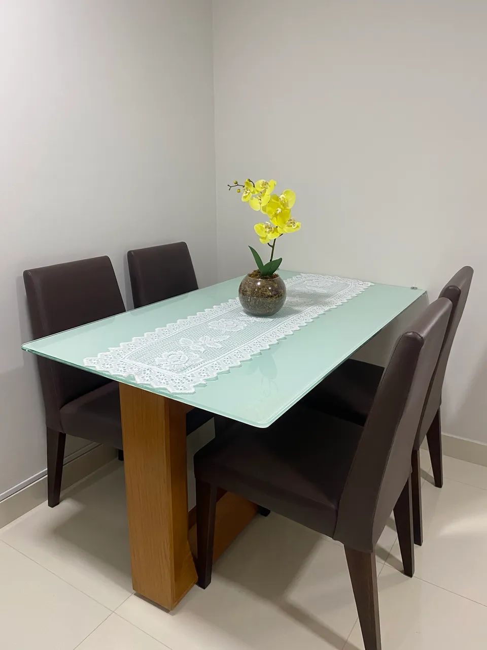 Mesa com quatro cadeiras - Foto 2