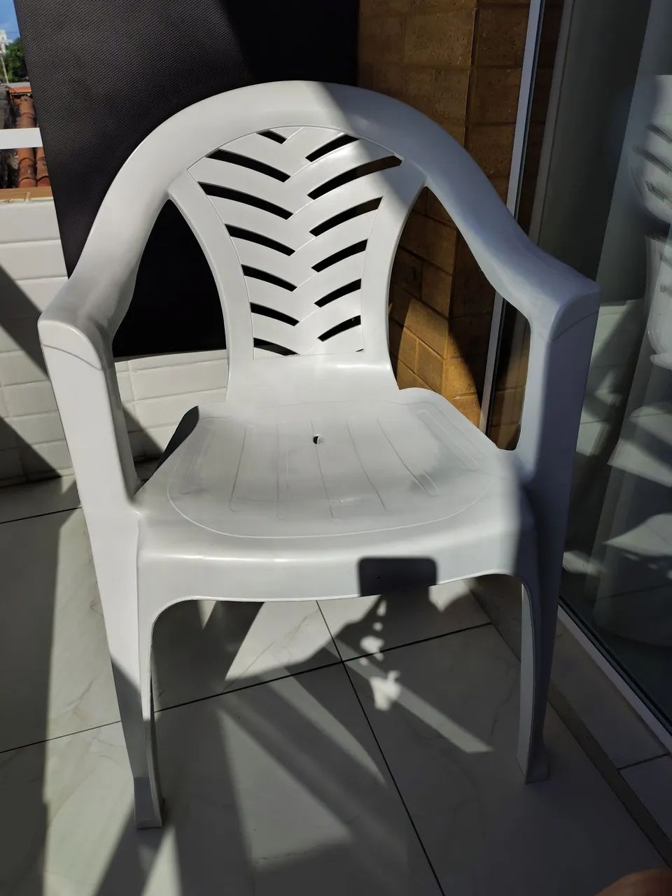 Cadeira plástica branca  - Foto 2