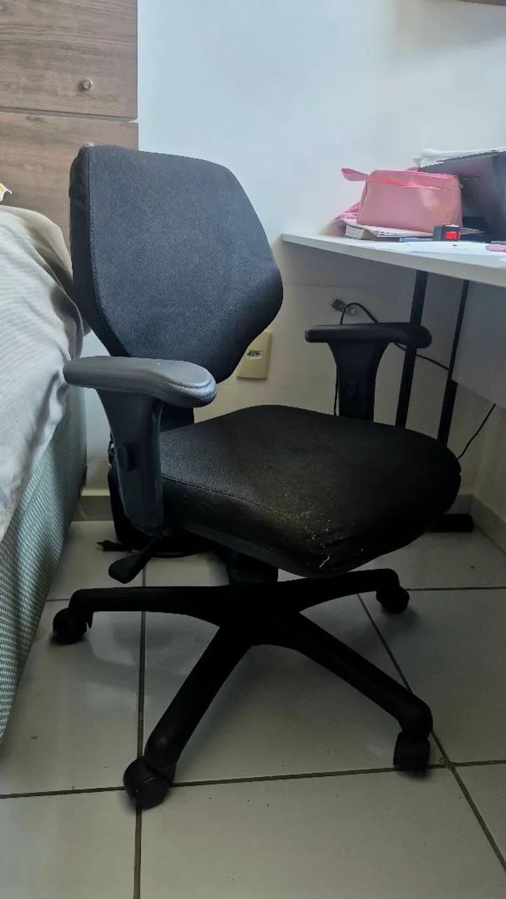 Cadeira de escritório preta com altura ajustável acolchoada nova