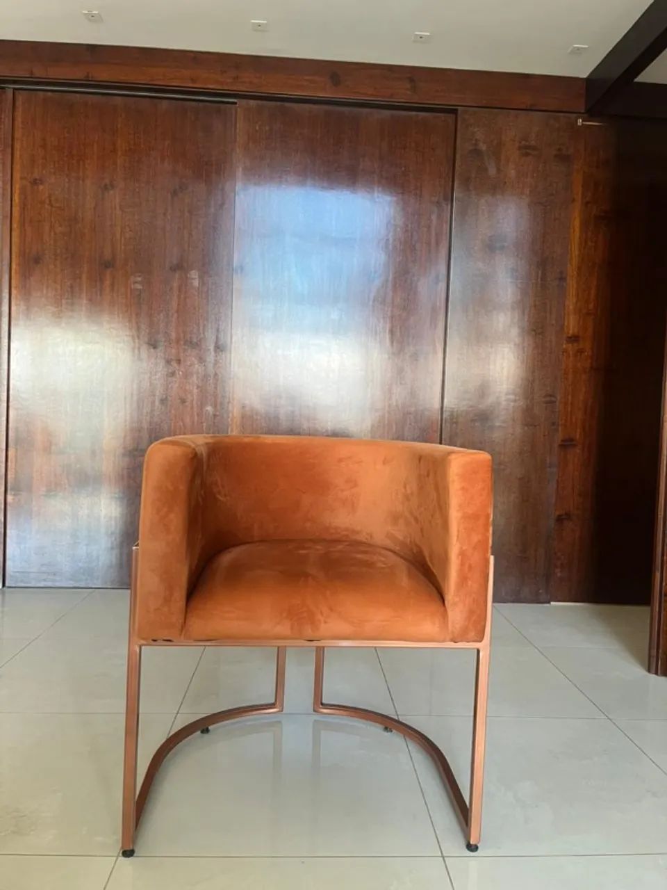 Sofá curvo cor terracota + duas poltronas - Foto 4