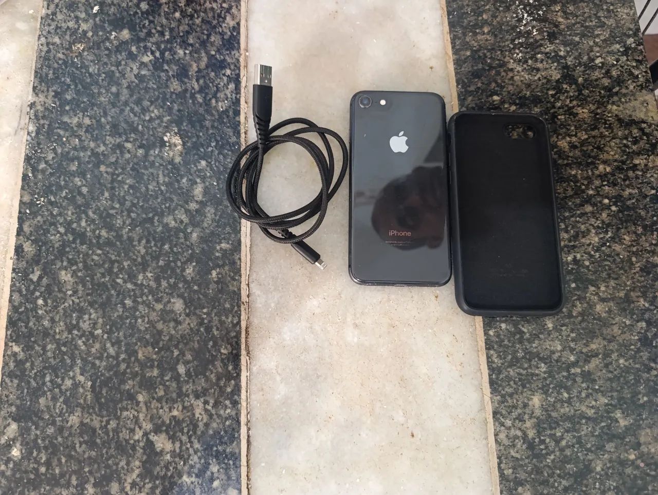 iPhone 8 usado +carregador + capinha 