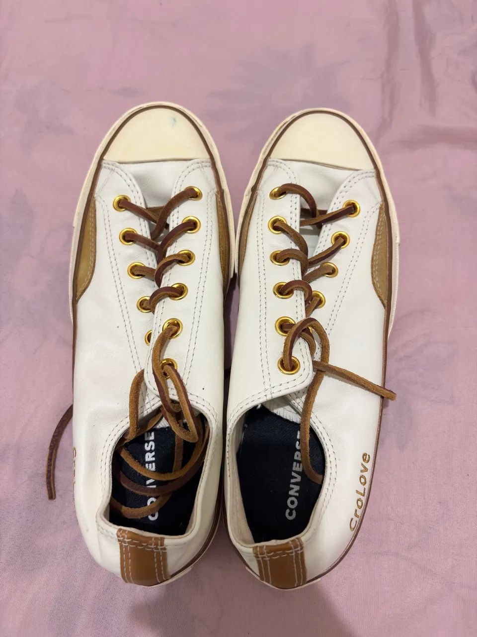 Converse couro branco e marrom com detalhes dourados