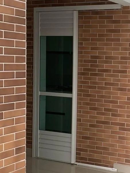 Porta de correr em alumínio e vidro