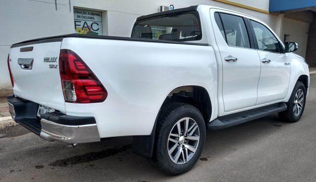 HILUX CD SRX 4x4 2.8 TDI DIESEL AT 17-18 - Foto 2