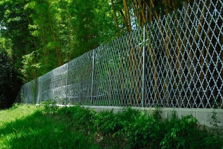 Instalação de cerca de proteção - Concertina - Rede Laminada 