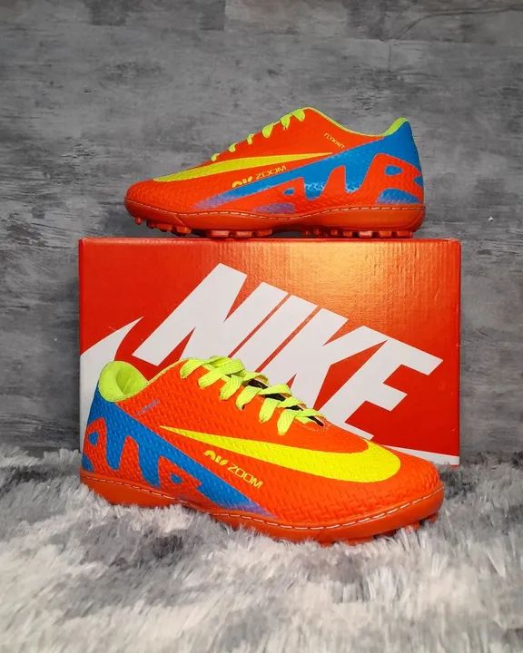 Chuteira Nike laranja 