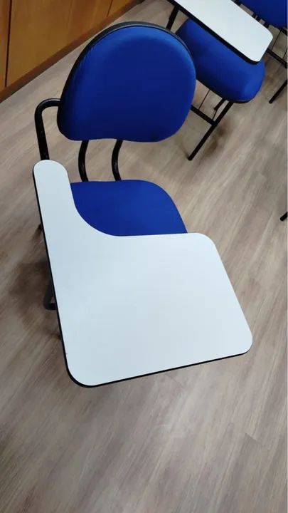 Cadeira e carteira escolares
