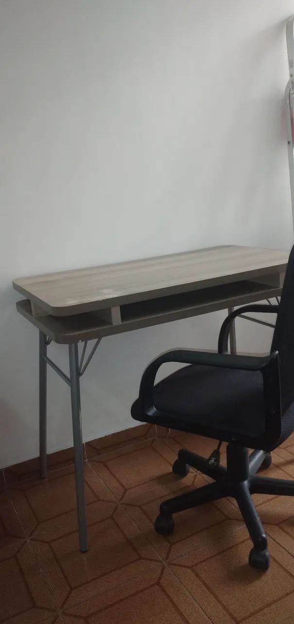Vendo escrivania com a cadeira giratória 