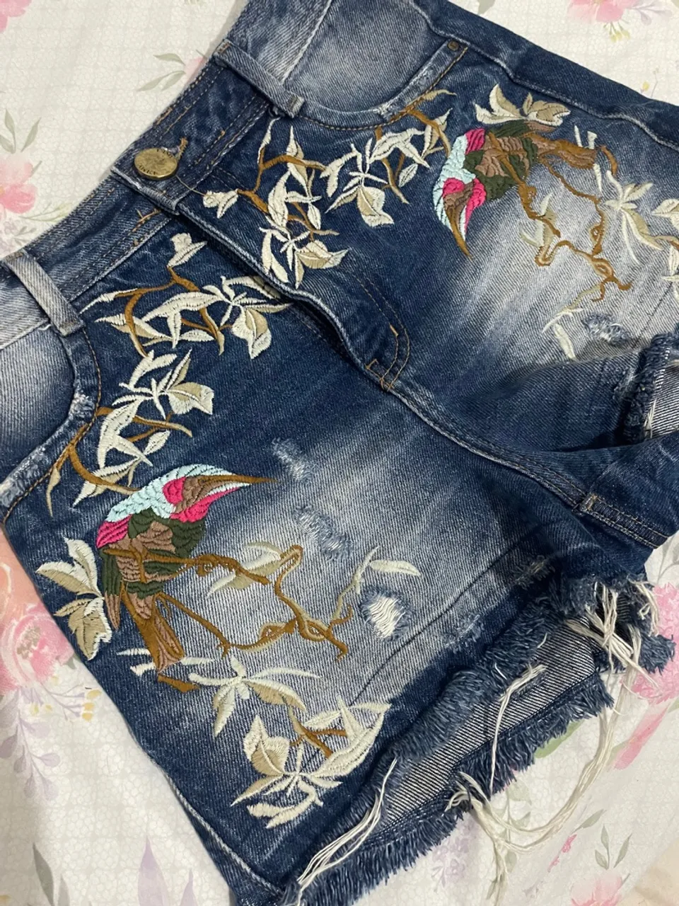 Short Jeans Bordado com Flores