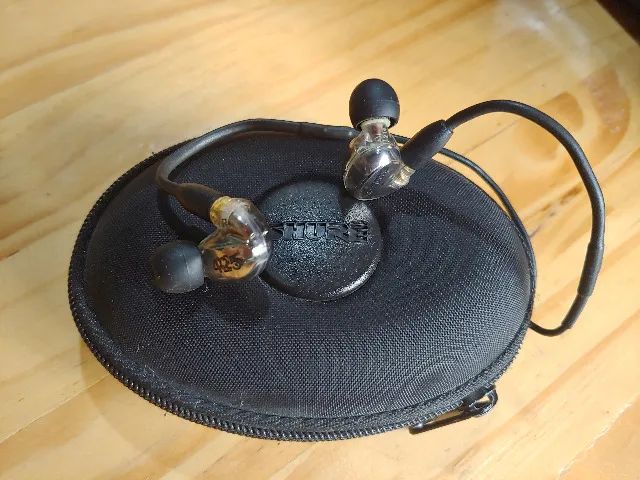 Fone de Ouvido Monitor Profissional In-Ear Shure SE425 Perfeito Estado Na Caixa