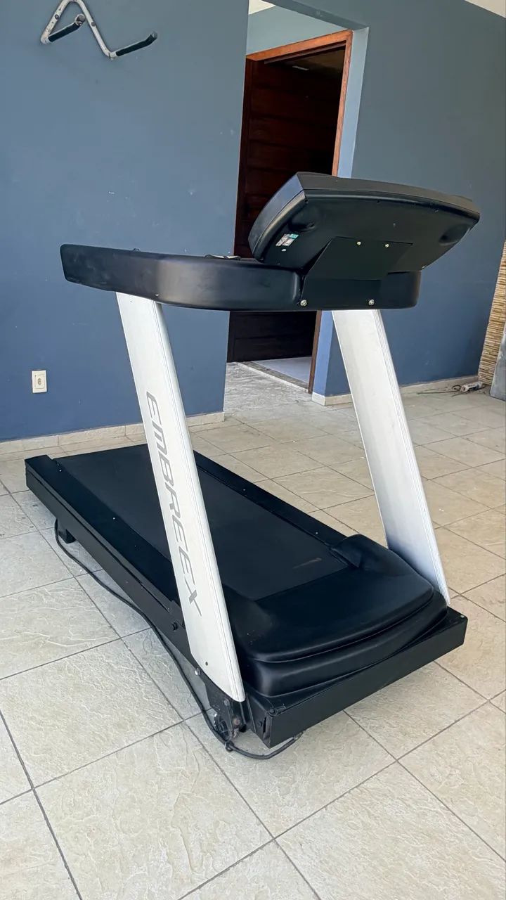 Esteira profissional EMBREEX AL1 800 com inclinação 