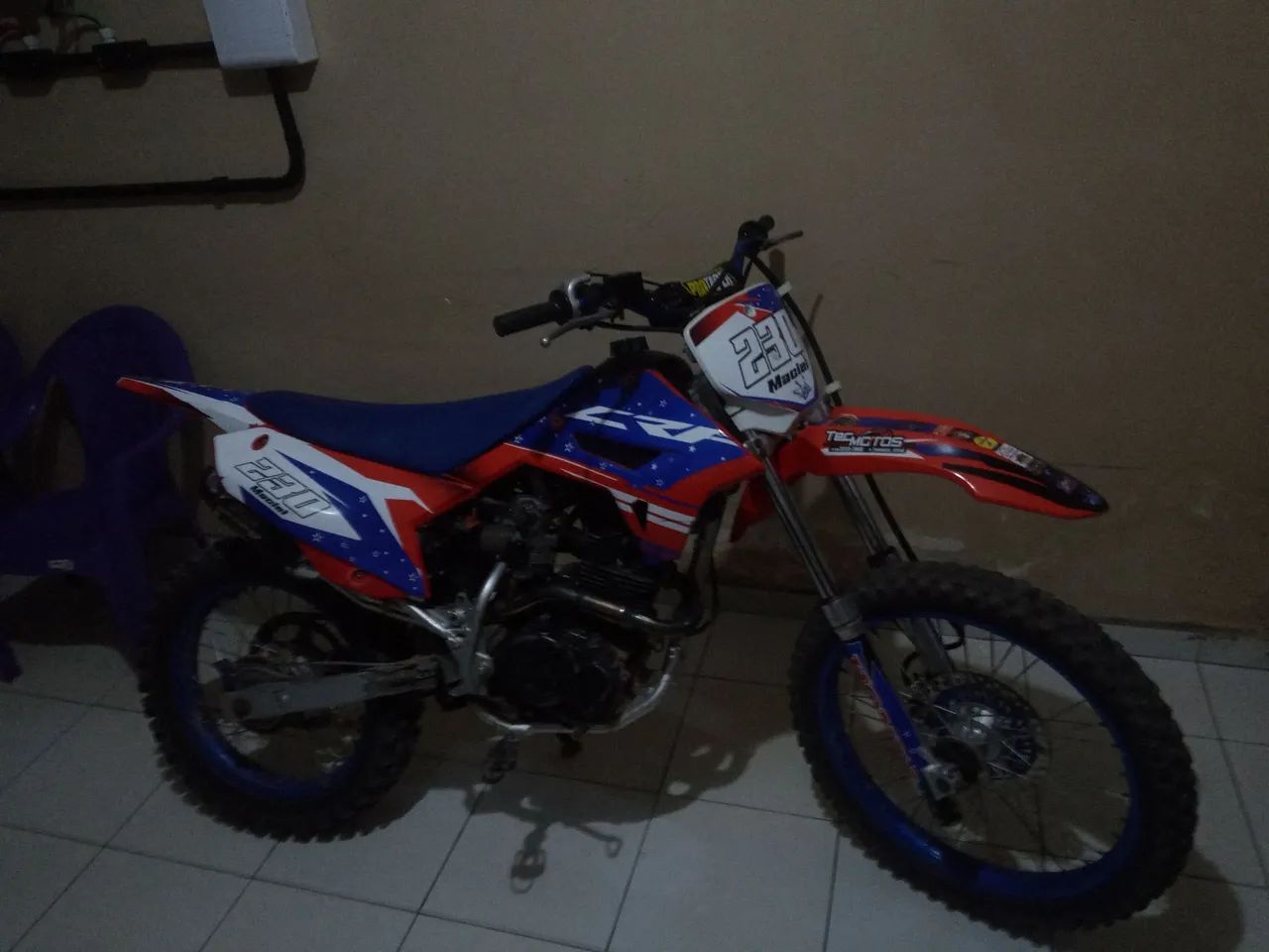 Moto de trilha xr200 com roupa de crf - Foto 5