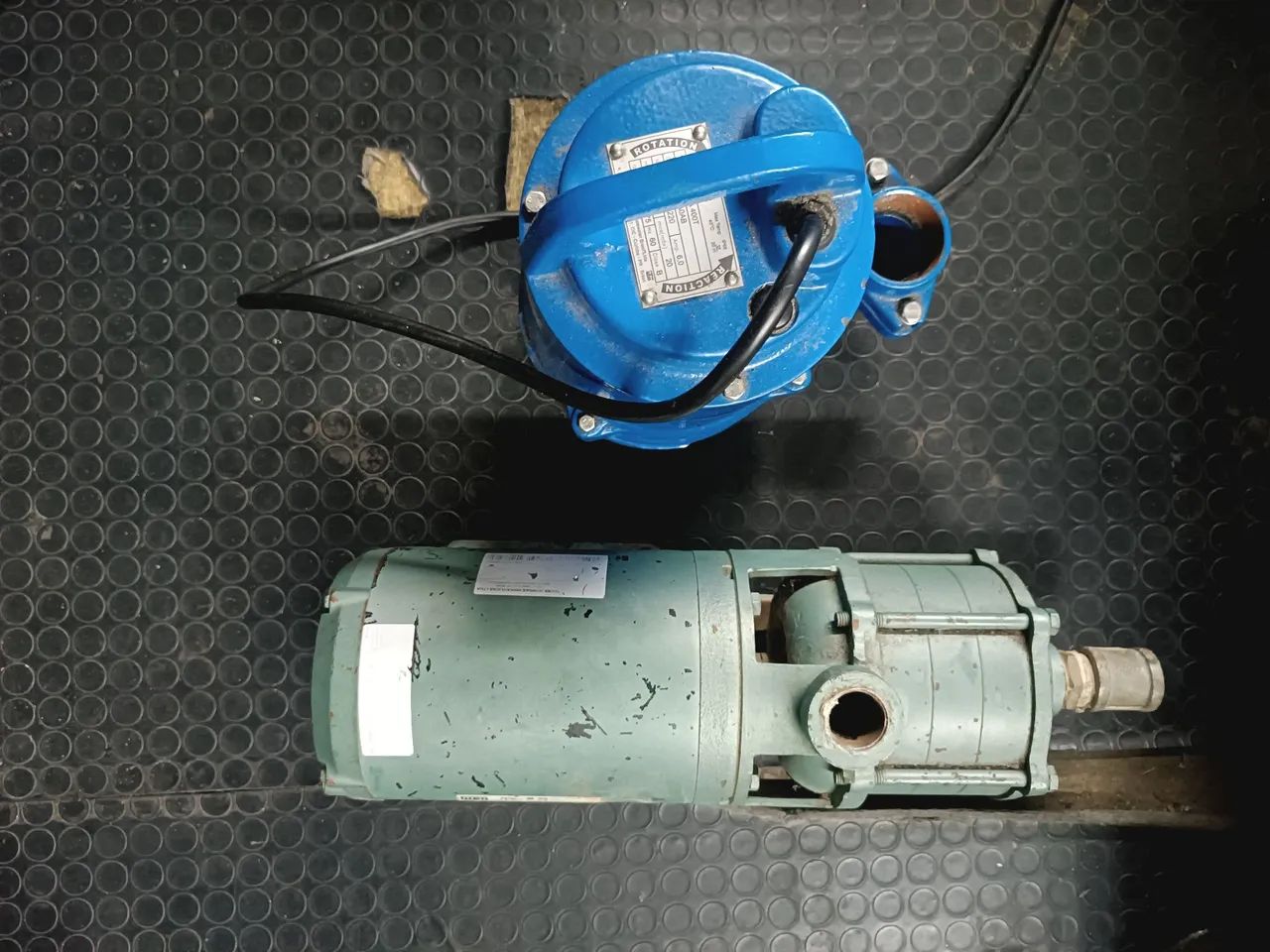 Bombas d'água: uma usada e uma nova