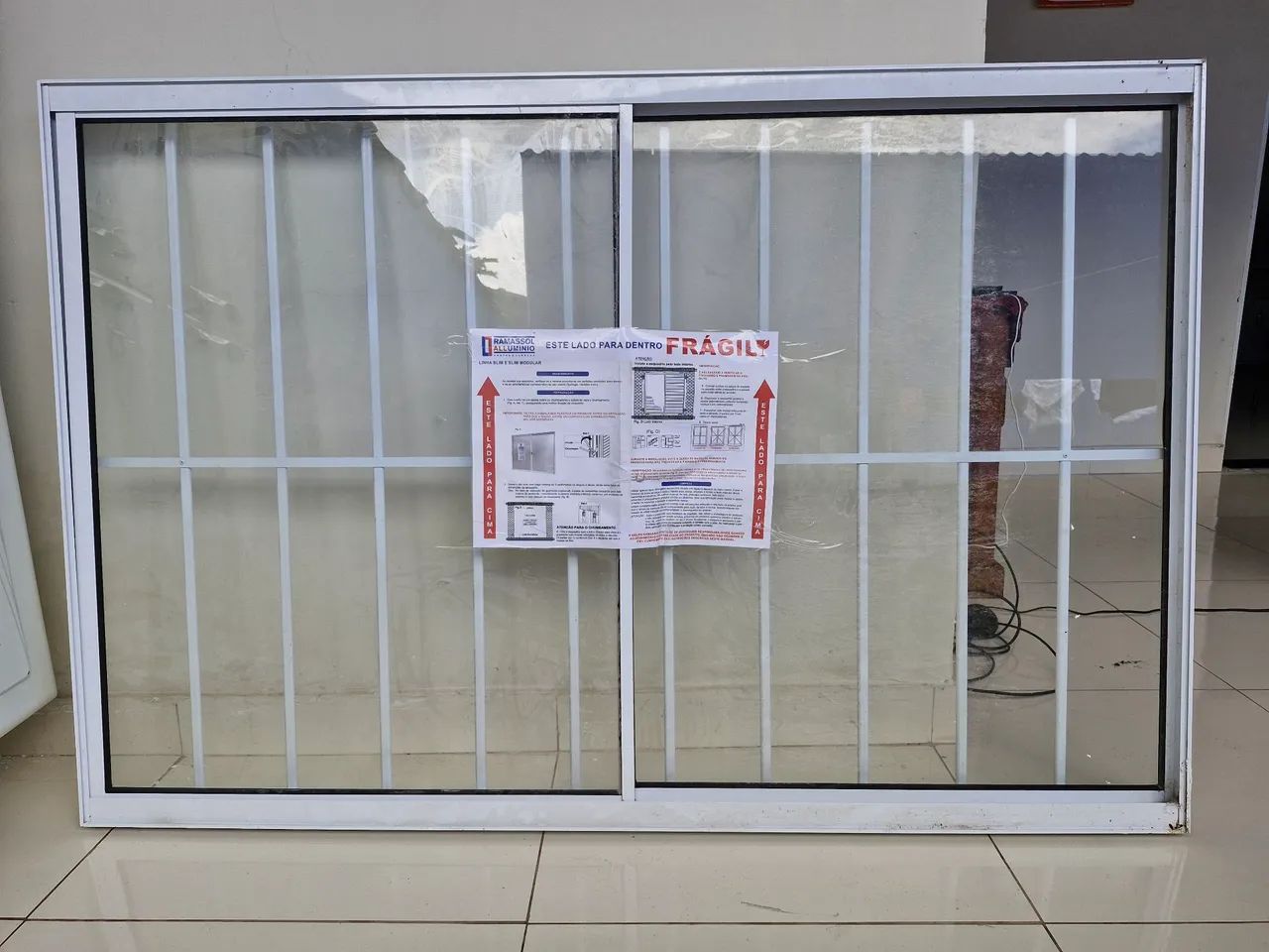 Janela de Alumínio com Grade - Nova