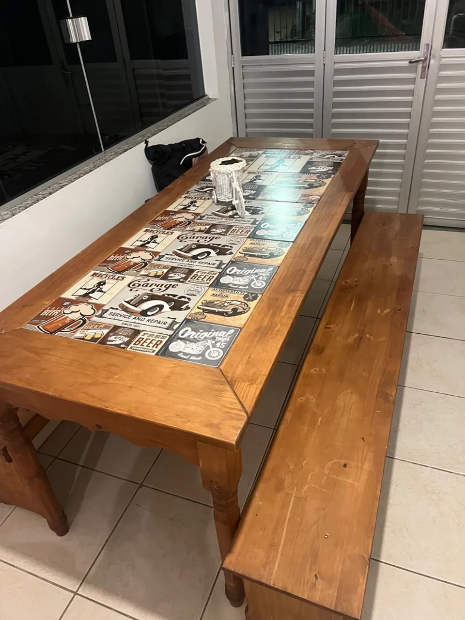 Mesa com bancos área externa