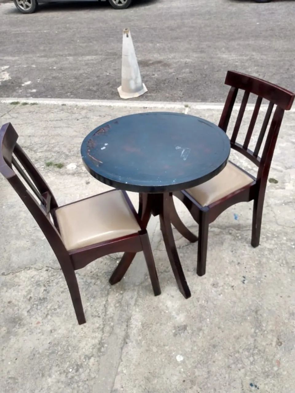 VENDO MESA REDONDA C/ 2 CADEIRAS 
